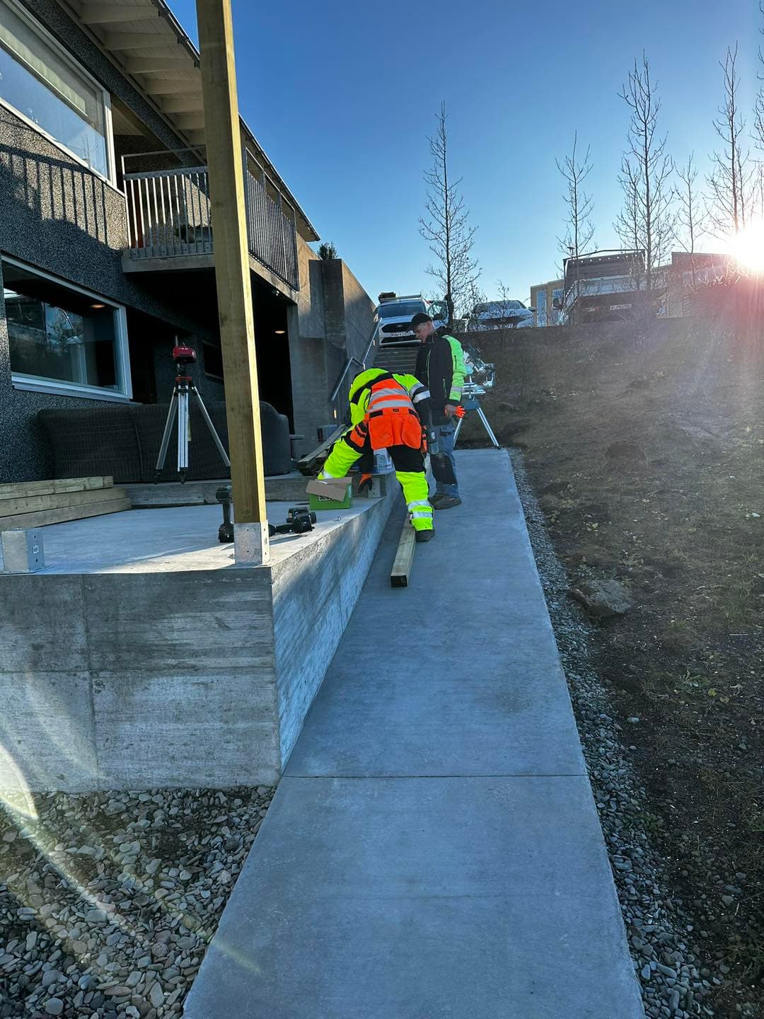 Nýtt grindverk og skjólveggur við íbúðarhús.