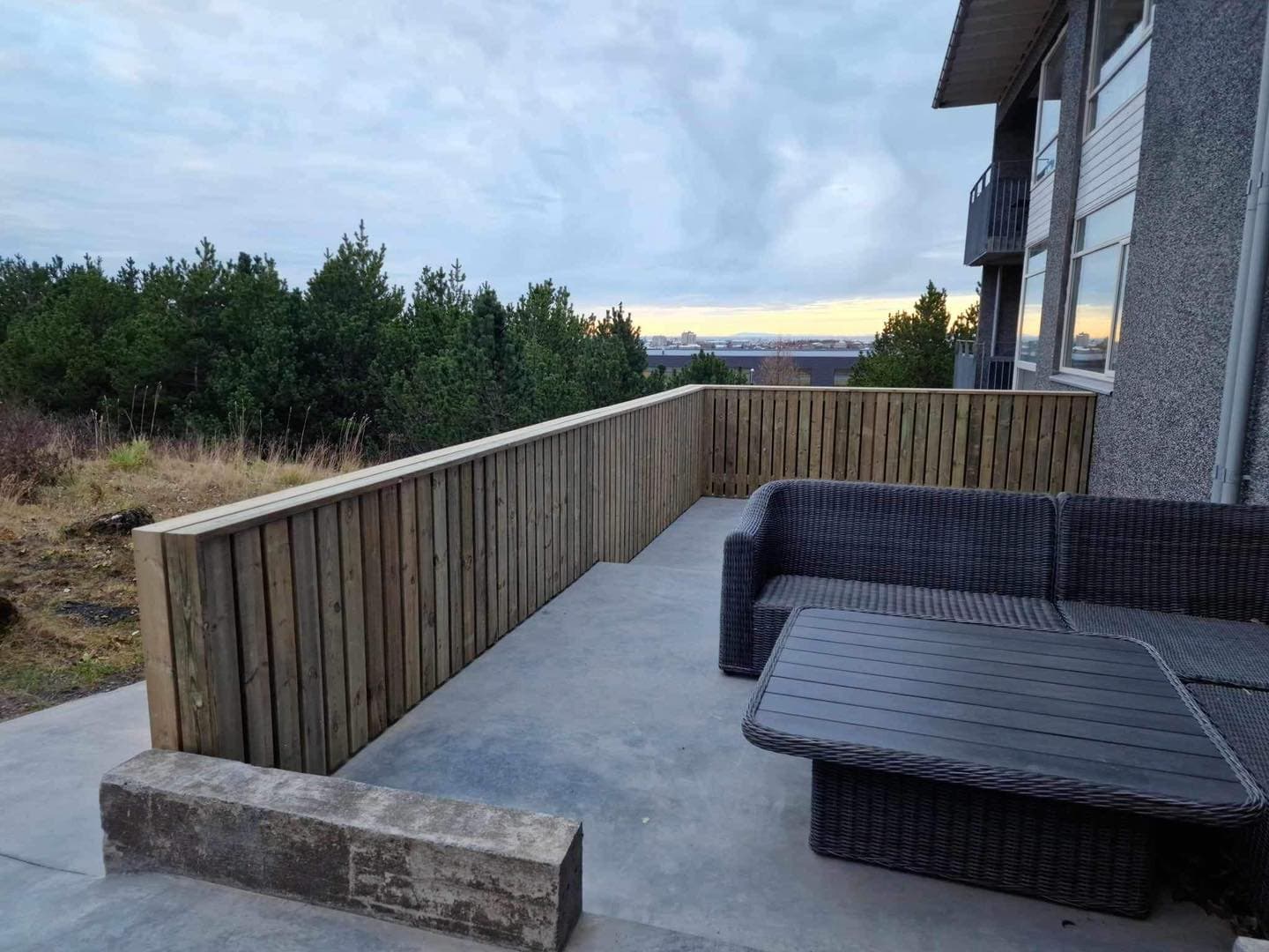 Nýtt grindverk og skjólveggur við íbúðarhús.