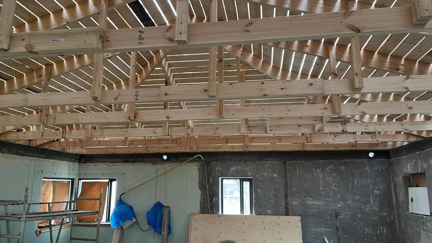 Þakviðgerðir á húsi á Húsavík.