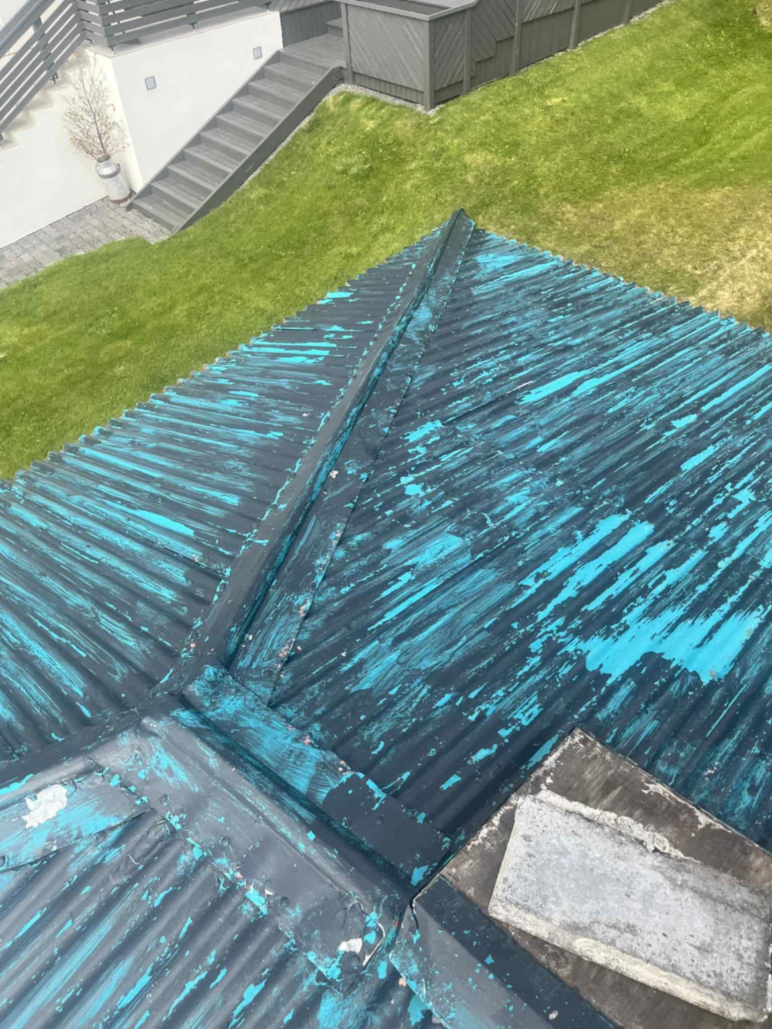 Þakendurnýjun með vinnupöllum og frágangi á þaki.