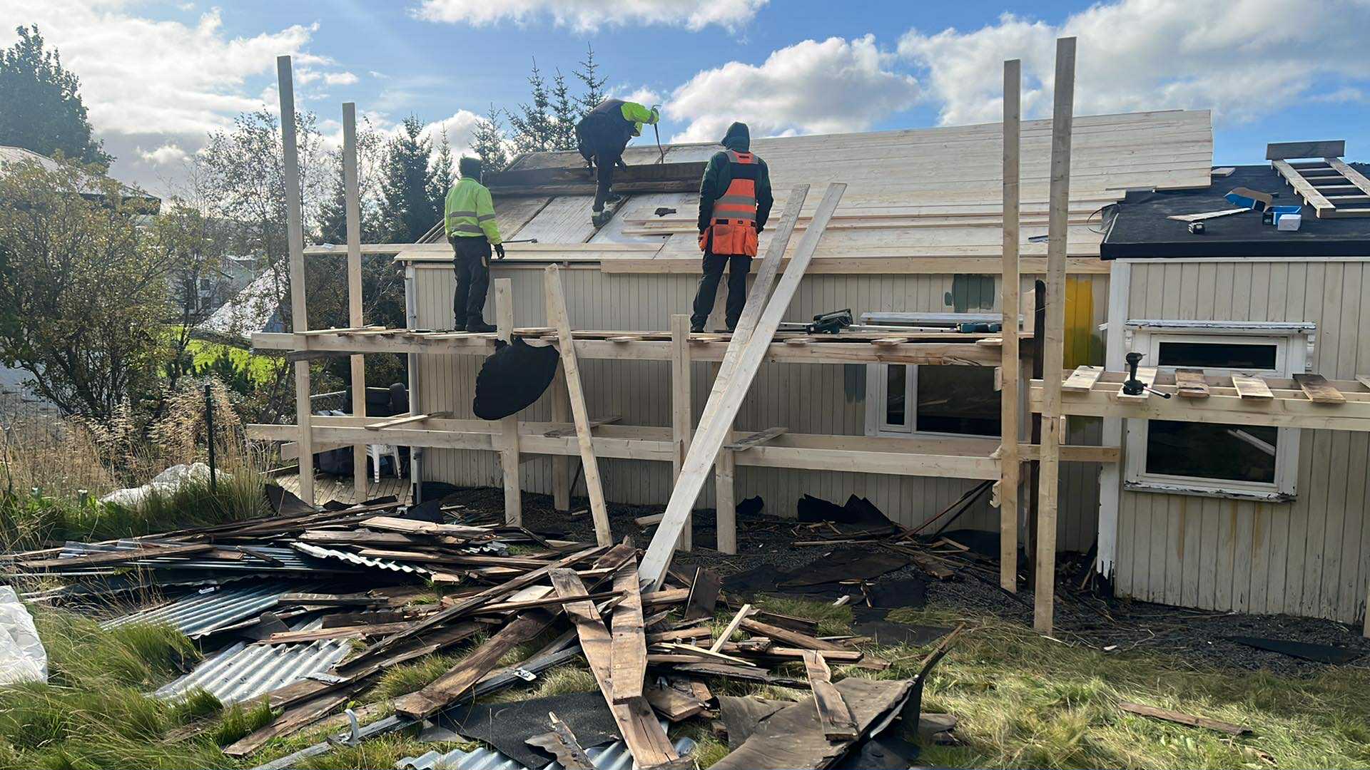 Þakendurnýjun á Norðan þar sem unnið er að frágangi.
