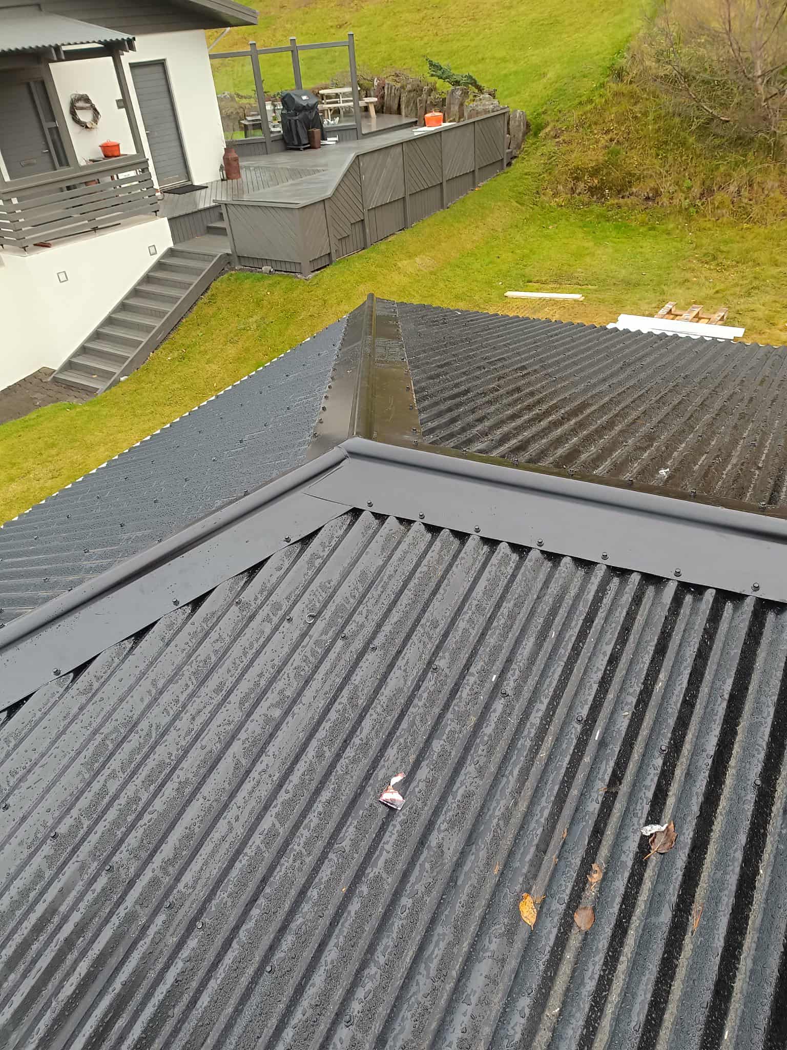 Þakendurnýjun með vinnupöllum og frágangi á þaki.