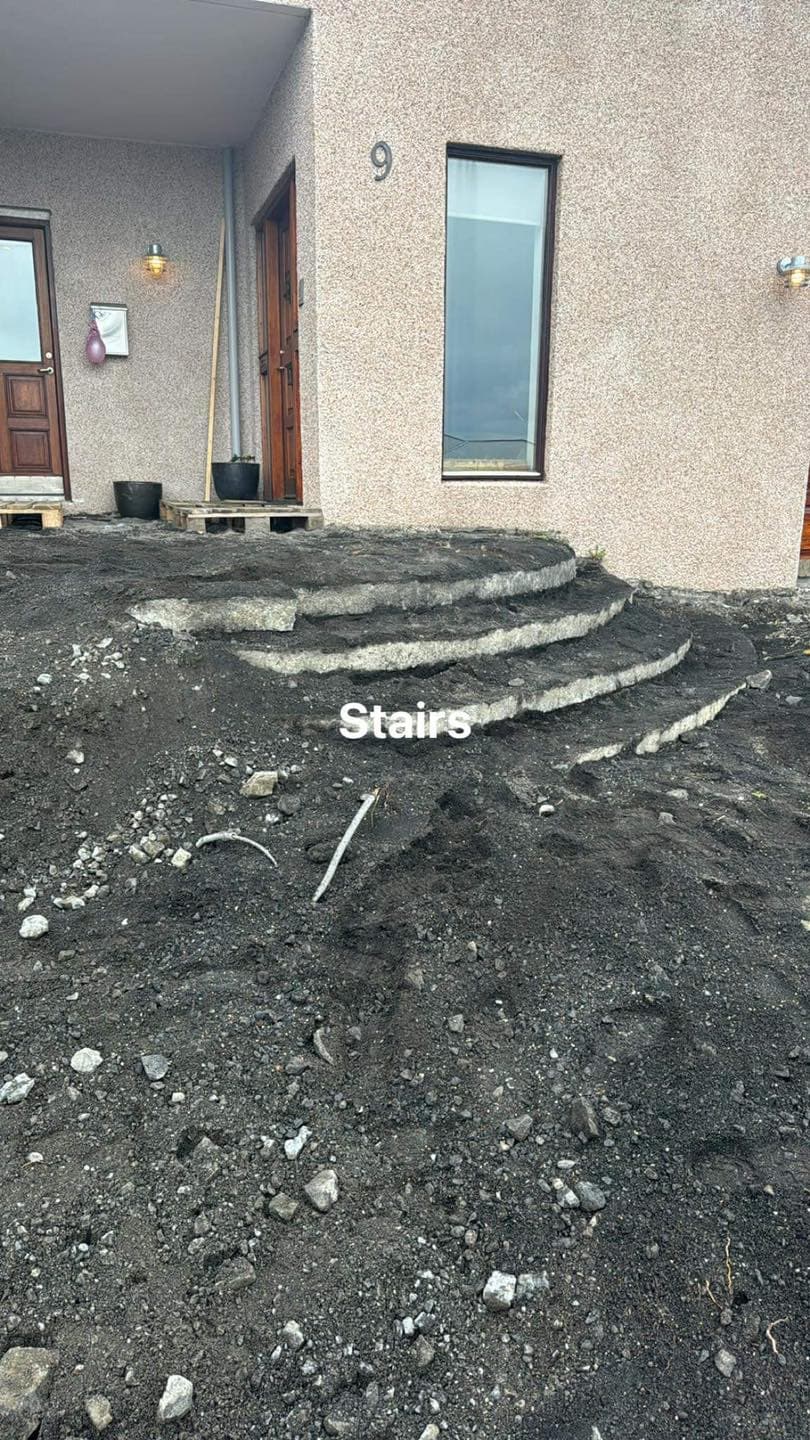 Steyptar inngöngutréppur við íbúðarhús.