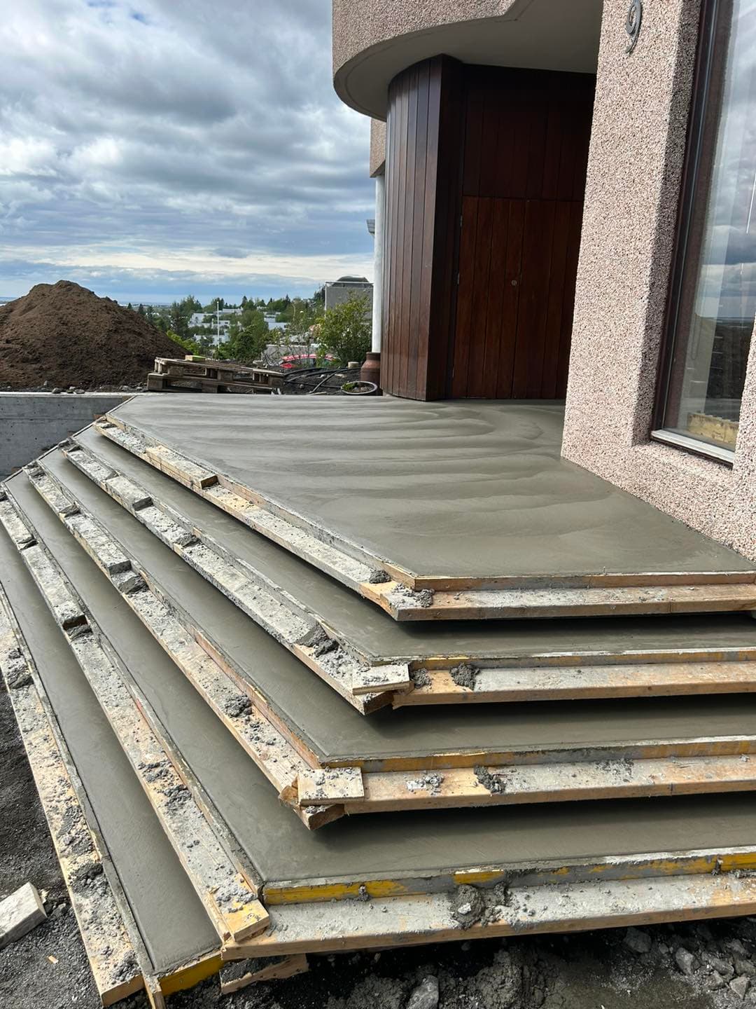 Inngöngutréppur og aðkoma – Framvinda