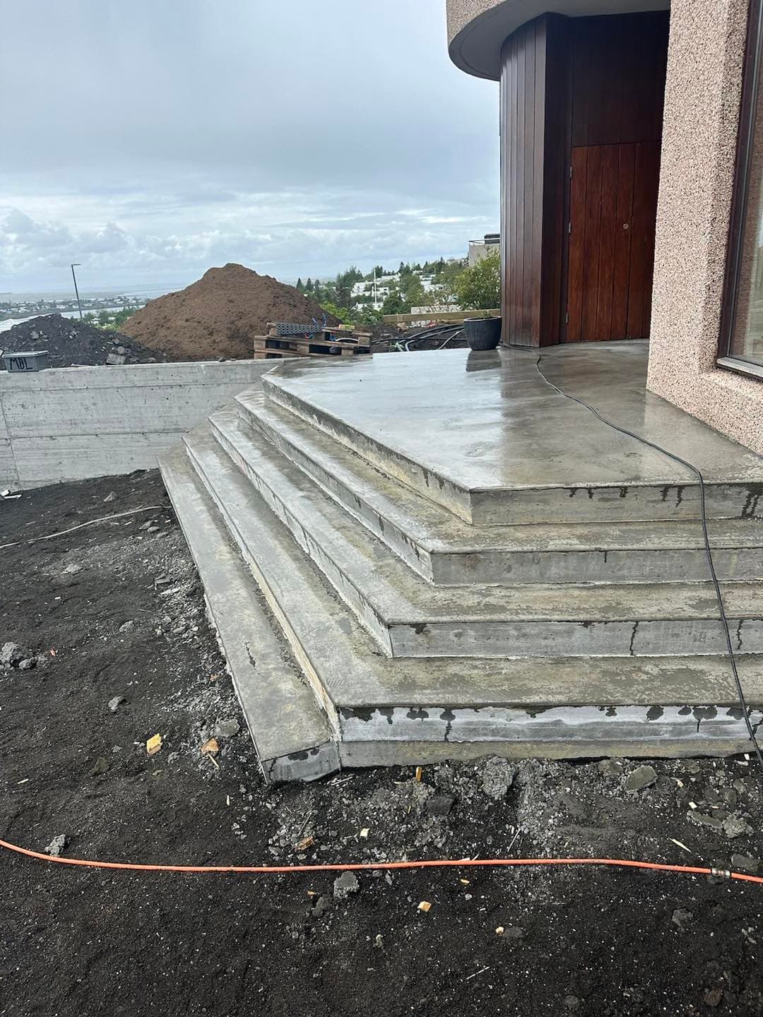 Steyptar inngöngutréppur við fjölbýlishús.