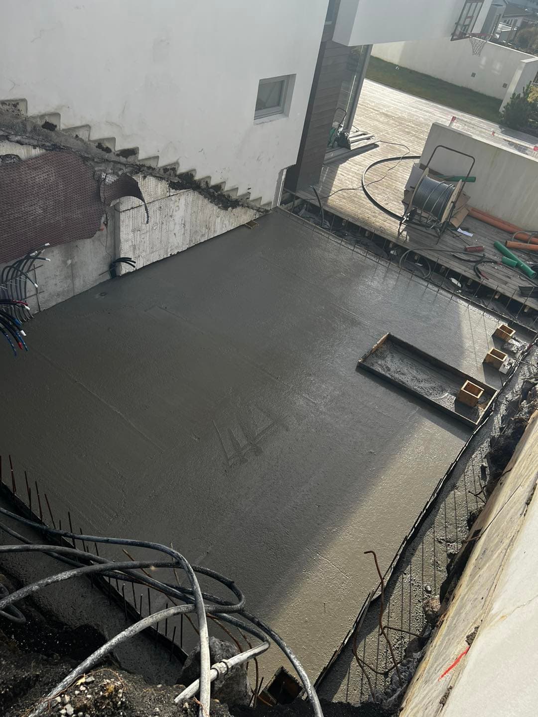 Viðbygging í framkvæmd með sýnilegum burðarvirkjum.