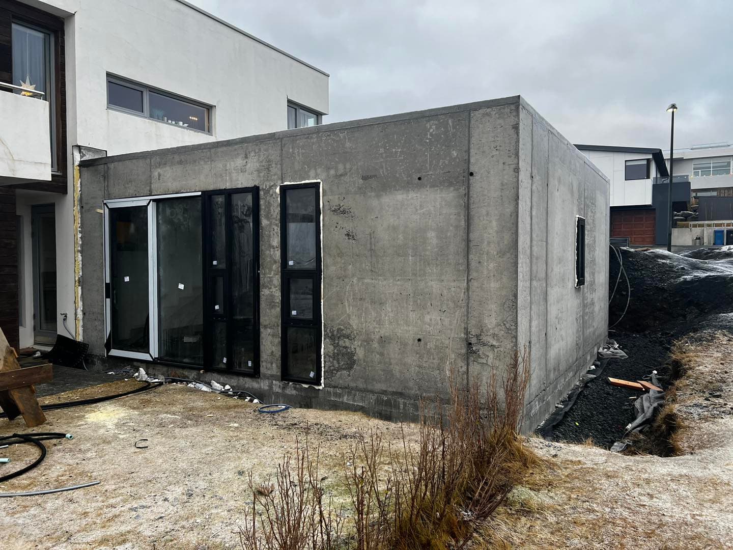 Viðbygging í framkvæmd með sýnilegum burðarvirkjum.